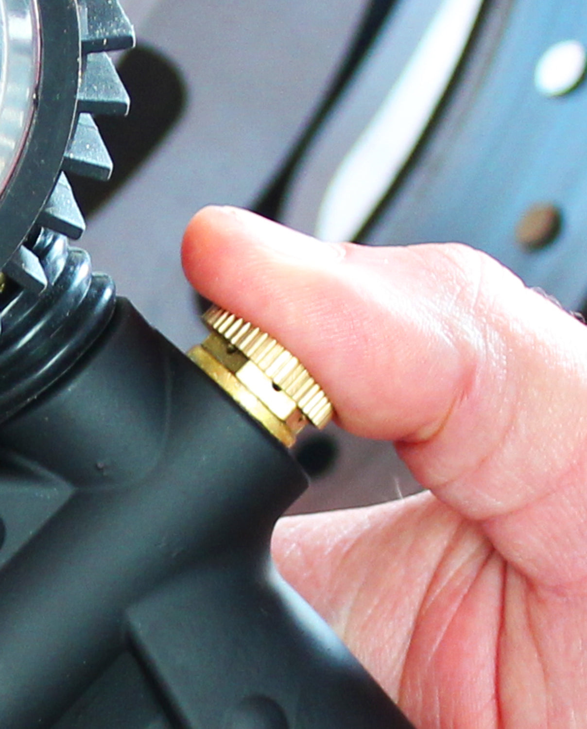 Pro Series Oil-Filled Analog Pistol Grip Tire Inflator/Deflator Pressure Gauge - Dual Head Straight Foot Chuck w/Lock-On Threads, 15